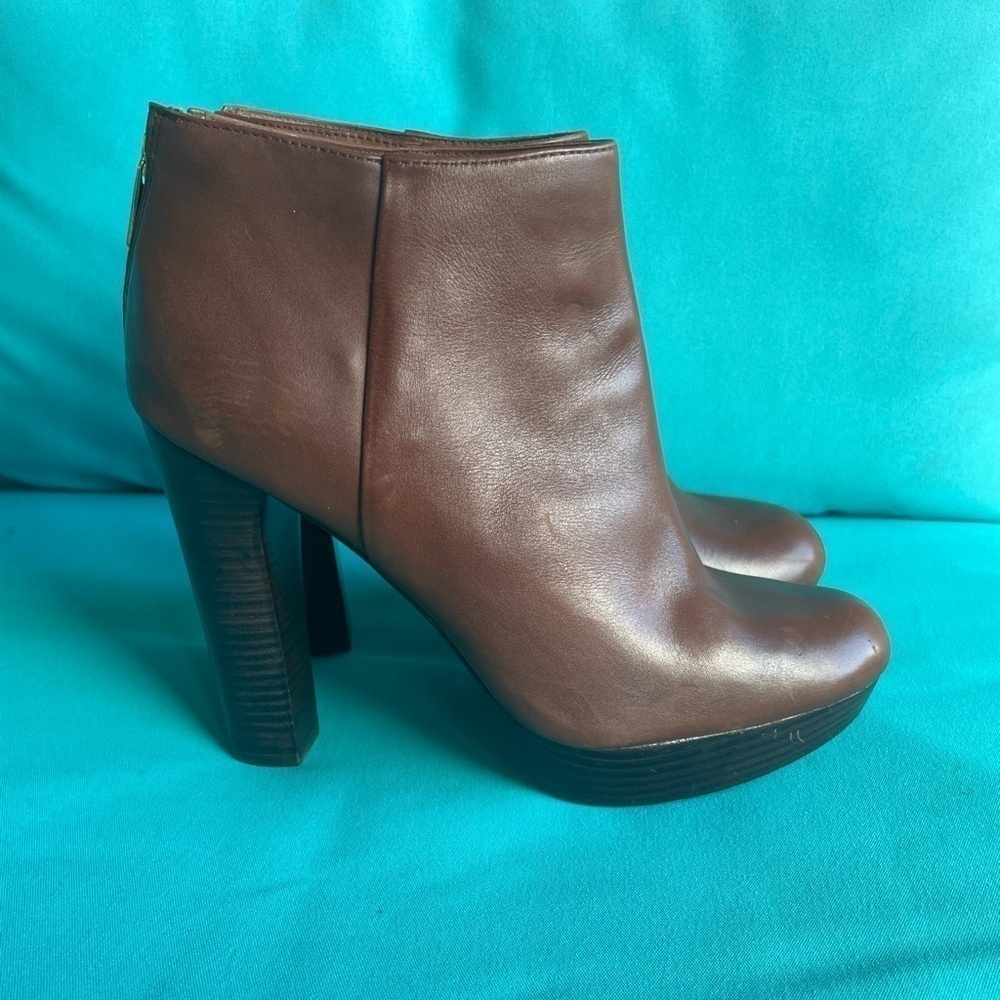 Women’s Michael Kors Lesly ankle booties size 10